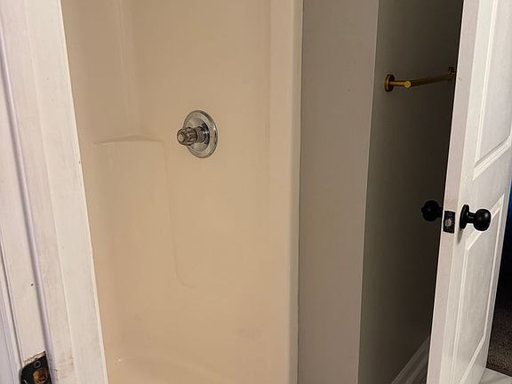 3rd image of 107 Woodside Cir APT B