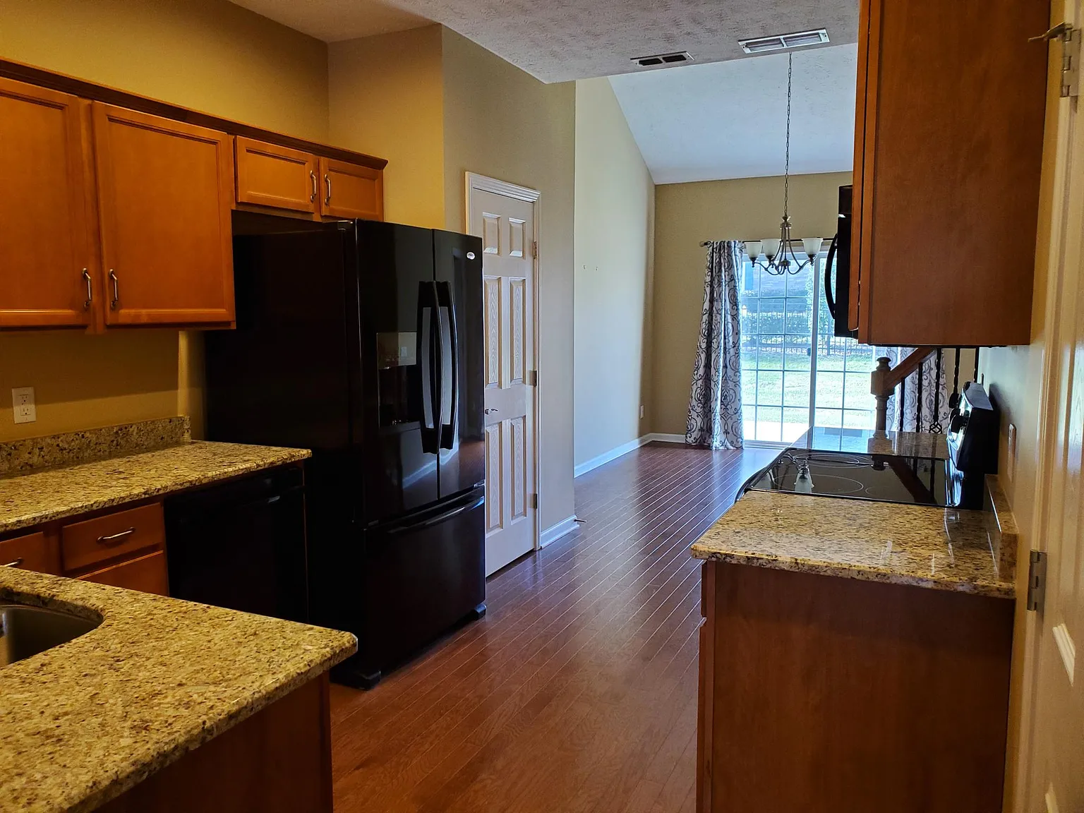 3 bed, 2.5 bath, 1551 sqft, $2,100 — Photo 2