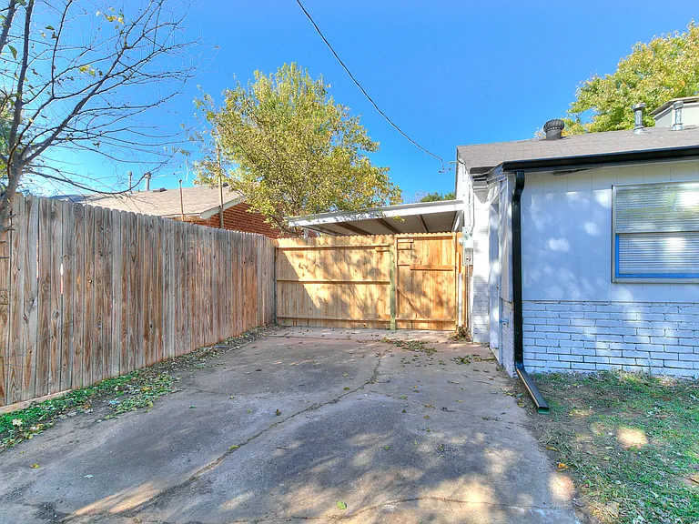 220 E Jacobs Dr — Photo 20