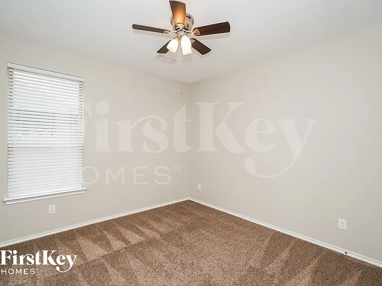 1724 Henderson Dr — Photo 15