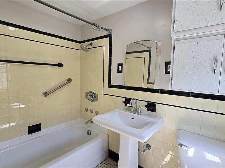 63 La Salle Dr — Photo 8