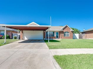 949 NW 15th St, Moore, OK 73160