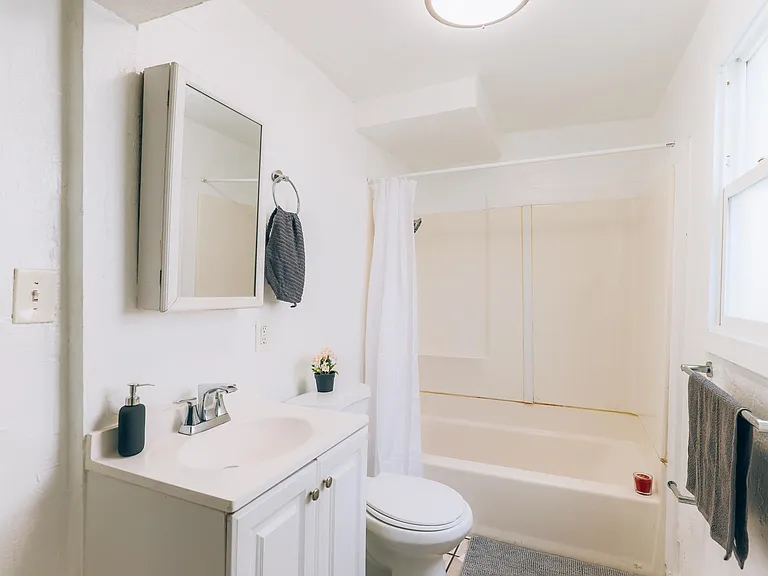1401 Campbell St — Photo 4