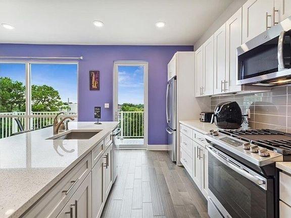 4th image of 900 Bartholomew St #520