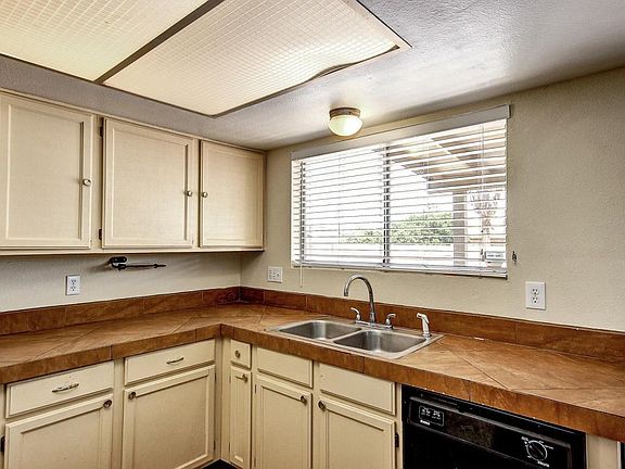 5th image of 1416 S Lynx Dr