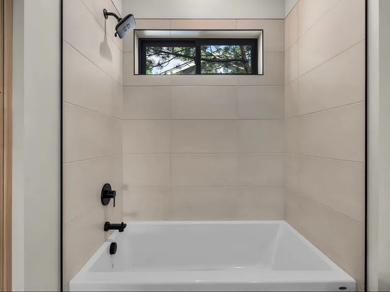 2548 SW Yew Ave #A — Photo 17