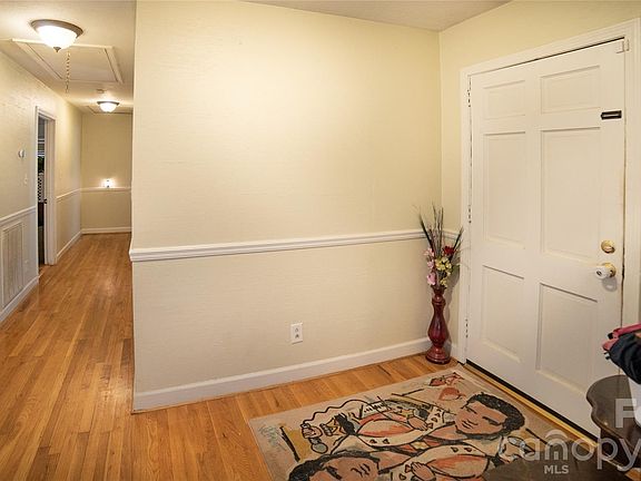 5th image of 324 Golf Course Rd