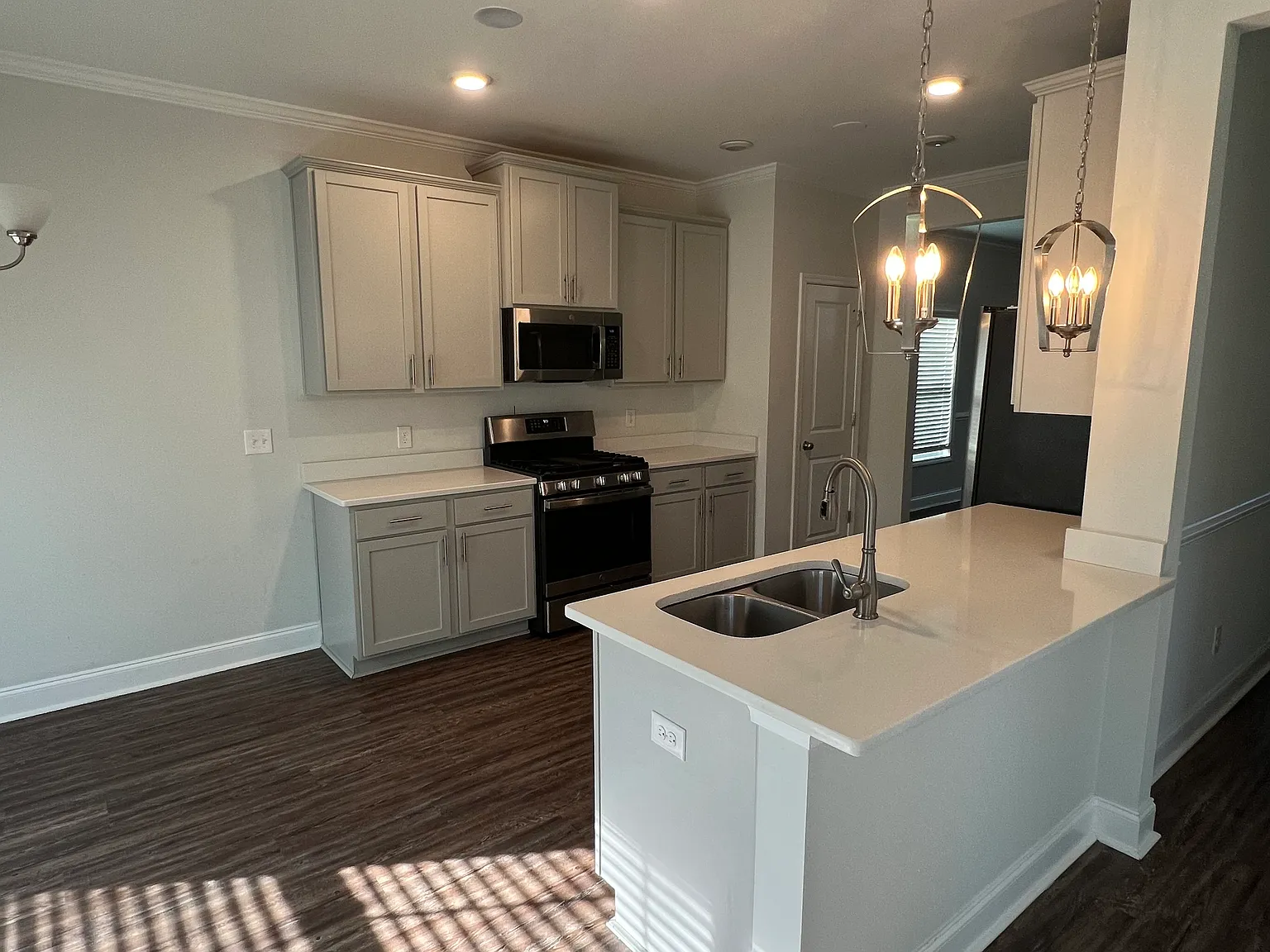 4 bed, 2.5 bath, 2692 sqft, $2,350 — Photo 3