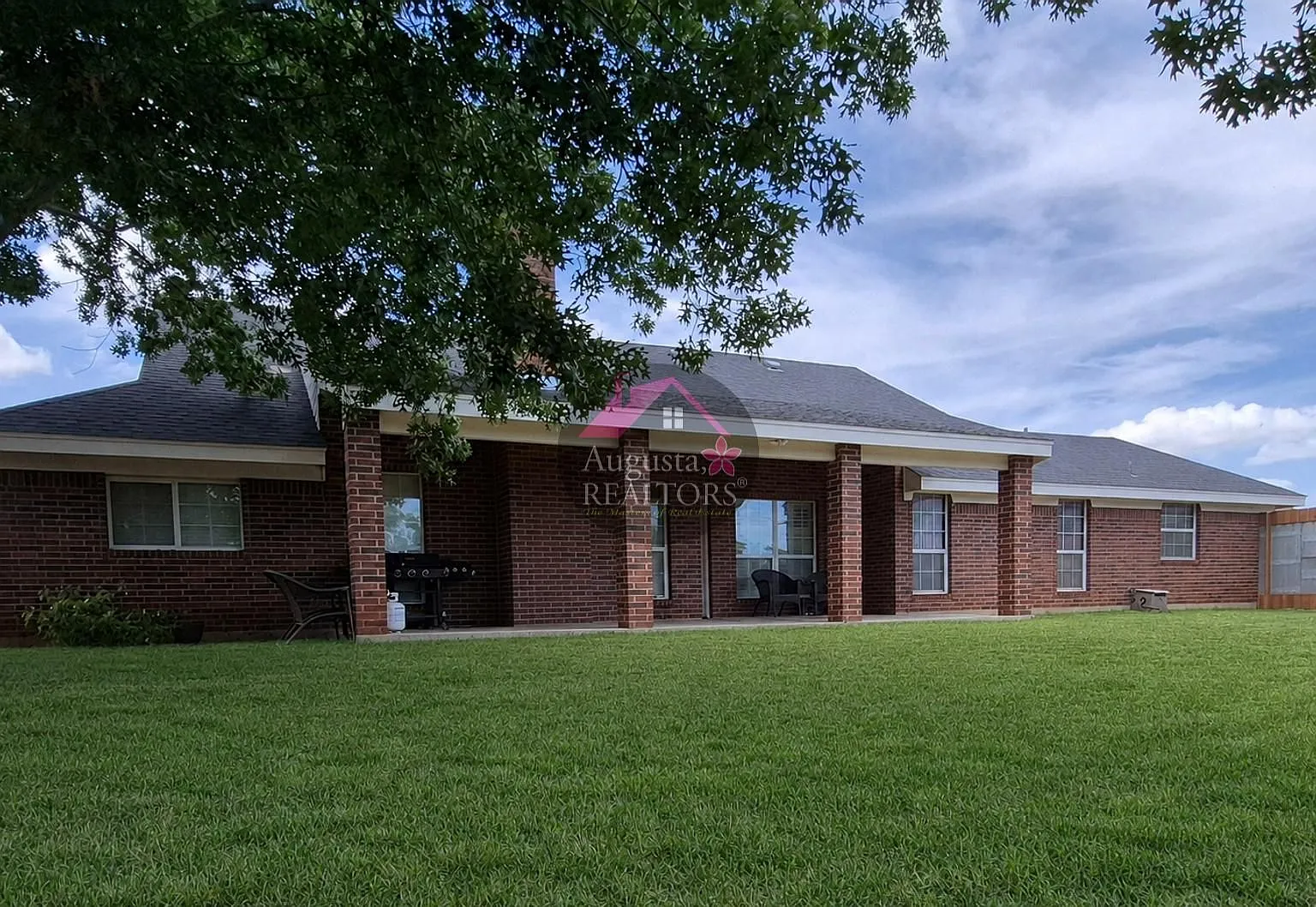 Spacious 4 bedroom home! — Photo 3