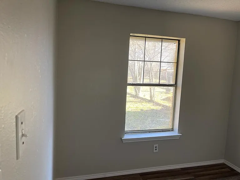 105 Gladys St — Photo 10