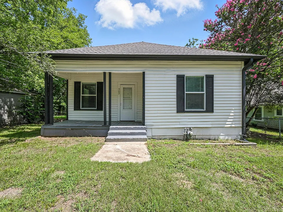 903 Baker St