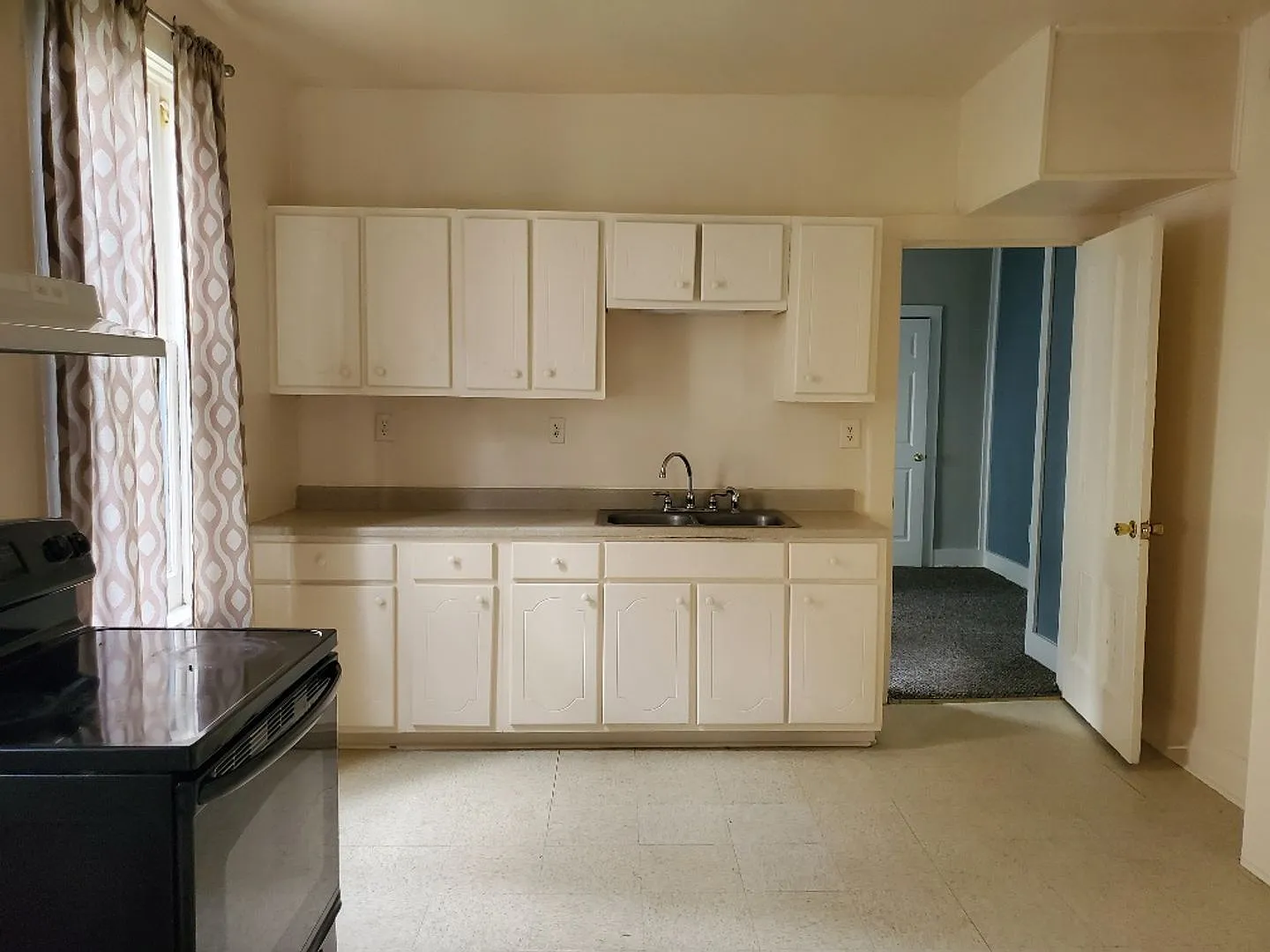 Spacious Downstairs Apartment — Photo 4