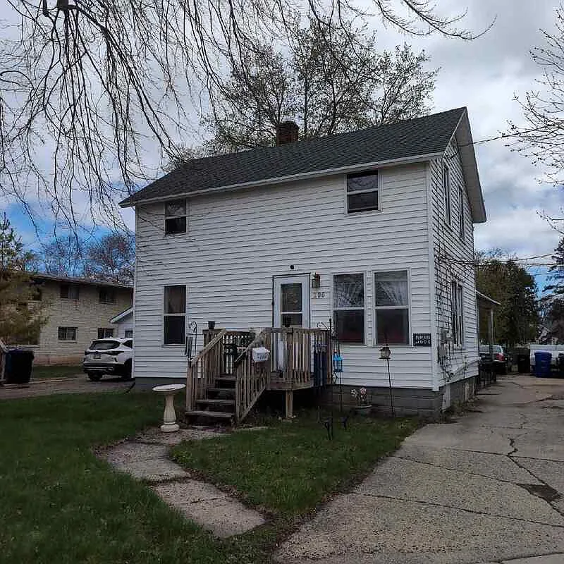 3 bed, 1.0 bath, $1,399 — Photo 1