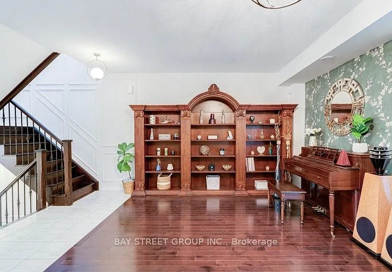 121 Luzon Ave — Photo 10