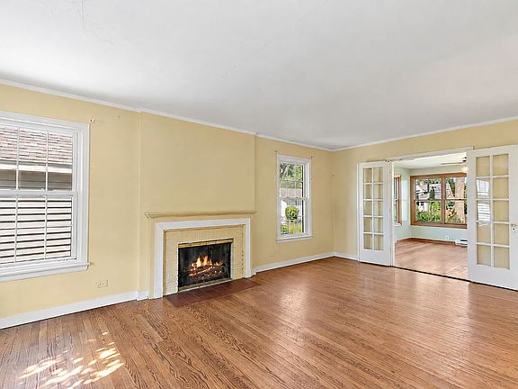 4th image of 369 N Walnut St