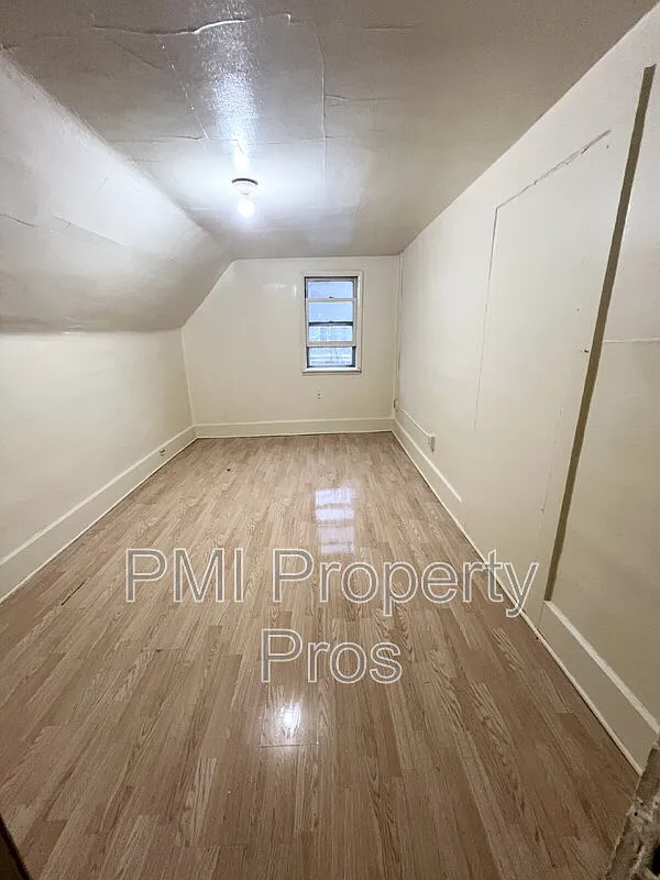 2 bed, 1.0 bath, $1,000 — Photo 2