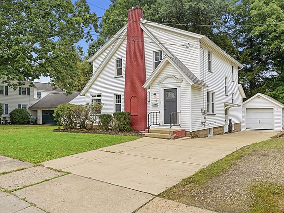 3rd image of 743 Maple St