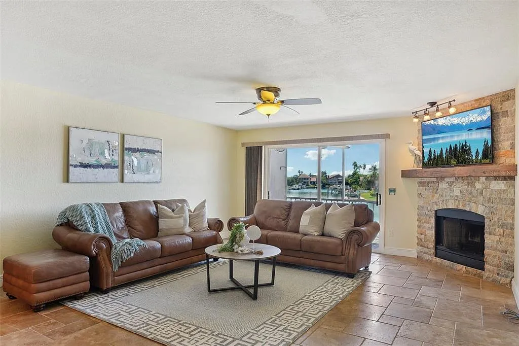 2 bed, 2.5 bath, 1650 sqft, $3,700 — Photo 4