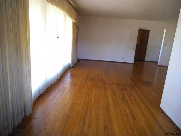 4th image of 793 Vinyard Ave NE