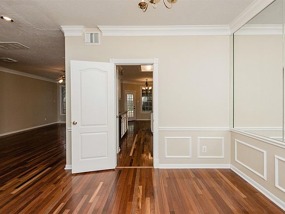 4th image of 215 Sunset Ridge Dr