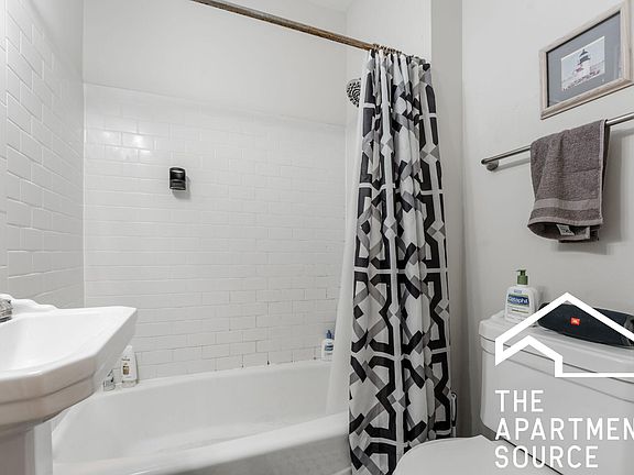 2nd image of 3010 N Greenview Ave #2