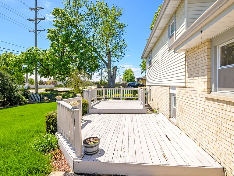 7745 Woodstock Dr — Photo 17