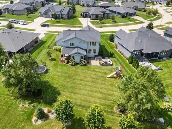 8225 Bailey Dr, West Des Moines, IA 50266