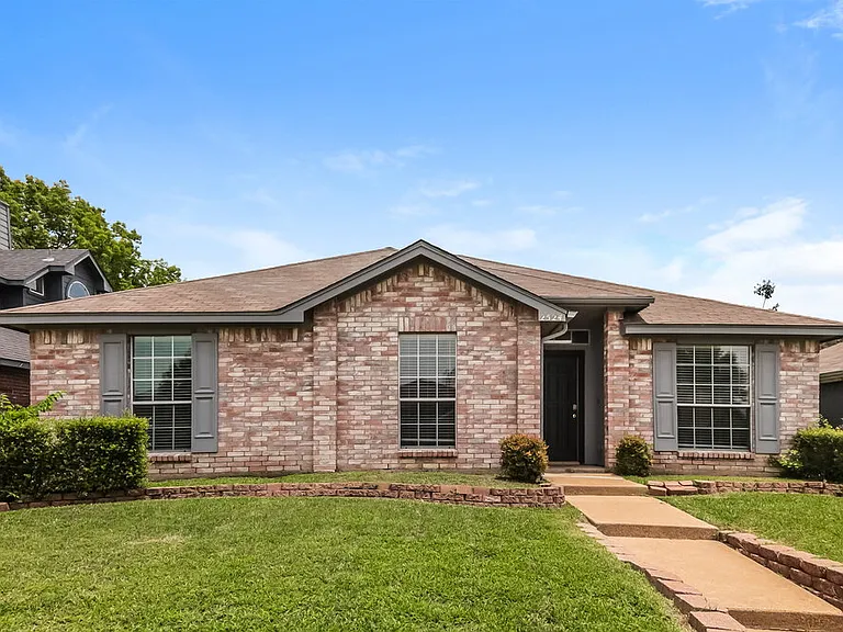 2524 Park Valley Dr — Photo 1