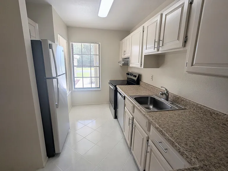 1455 SE Colchester Cir — Photo 10