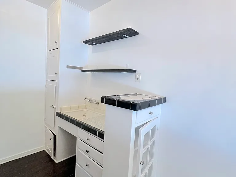 2028 N Beachwood Dr #103 — Photo 11