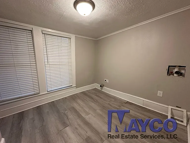 442 Robinson Pl — Photo 8