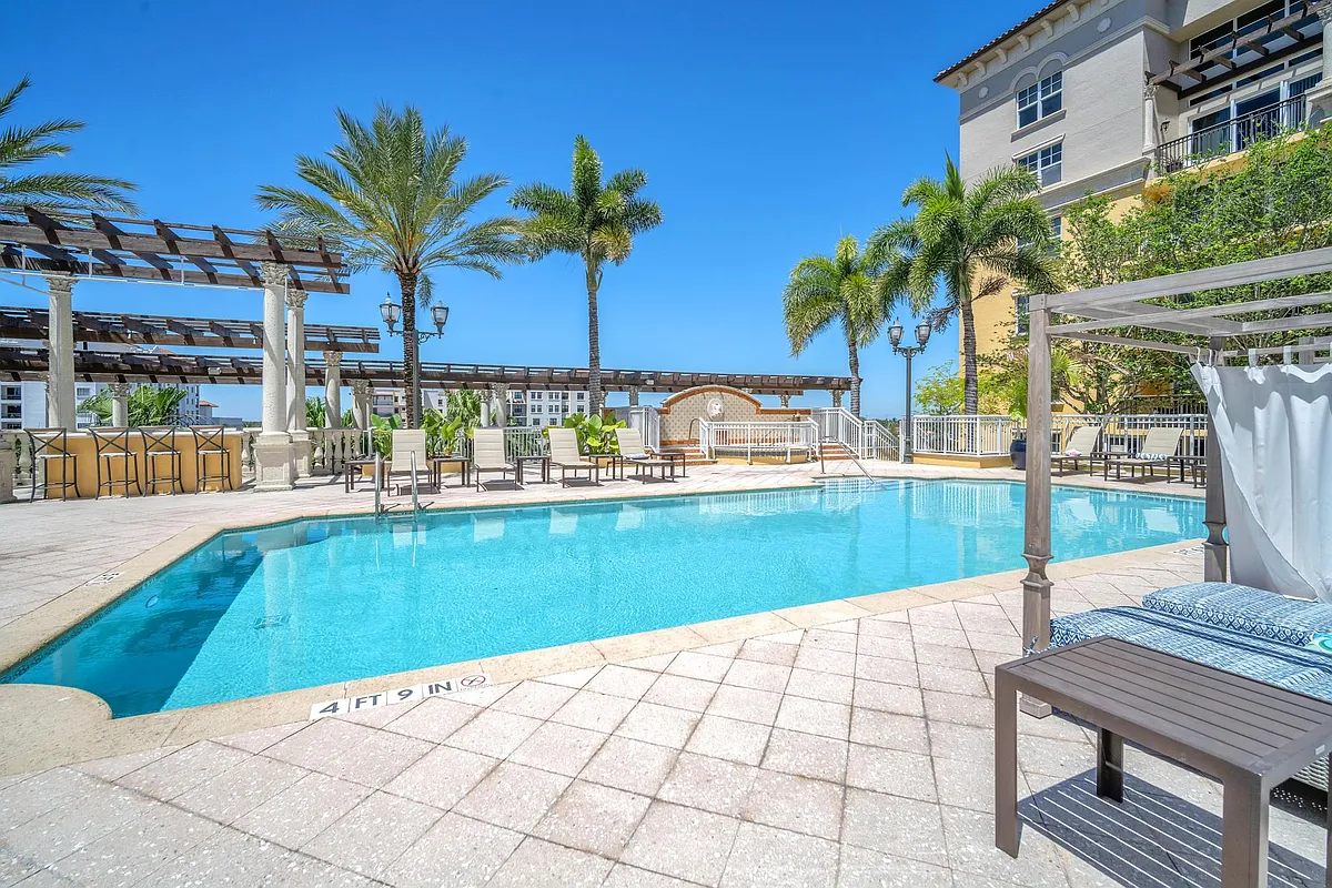 Building Photo - Royal Palm Apartments