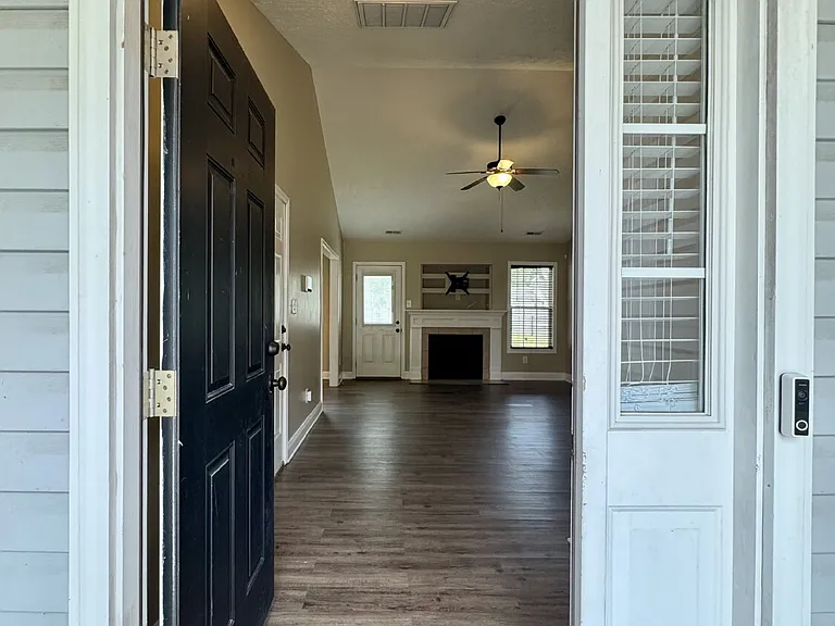 230 Hunters Creek Dr — Photo 2