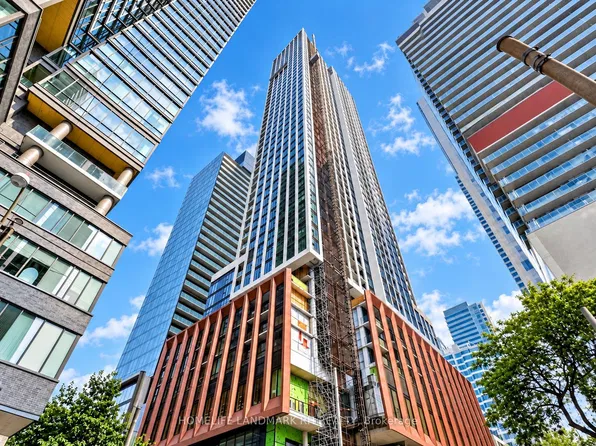 400 King St W, Toronto, ON