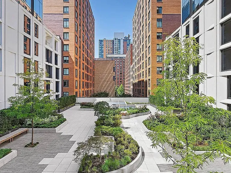 500 W 45th St #509 — Photo 12