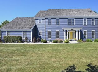 7626 W Knightsbridge Dr, Mequon, WI 53097