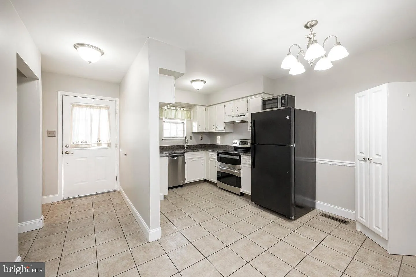 3 bed, 2.5 bath, 1599 sqft, $2,495 — Photo 1