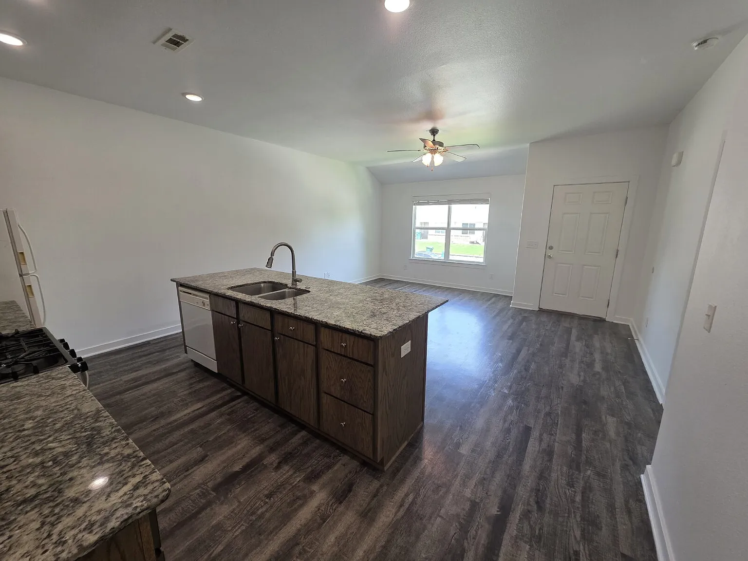 3 bed, 2.0 bath, 1217 sqft, $1,199 — Photo 4
