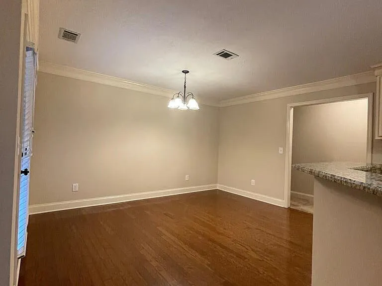1028 Barrett Dr — Photo 6