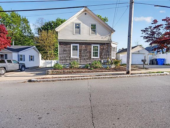 2nd image of 103 Burnside Ave E