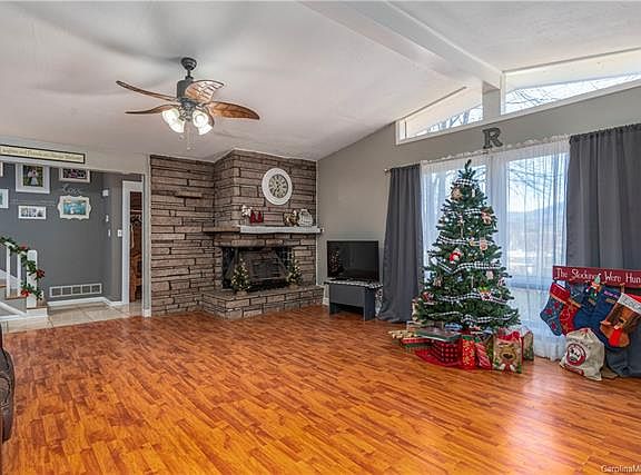 5th image of 65 Camelot Dr