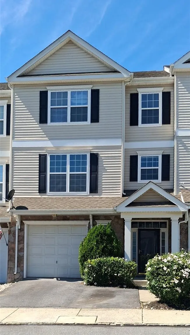 3 bed, 2.5 bath, 2406 sqft, $2,600 — Photo 1