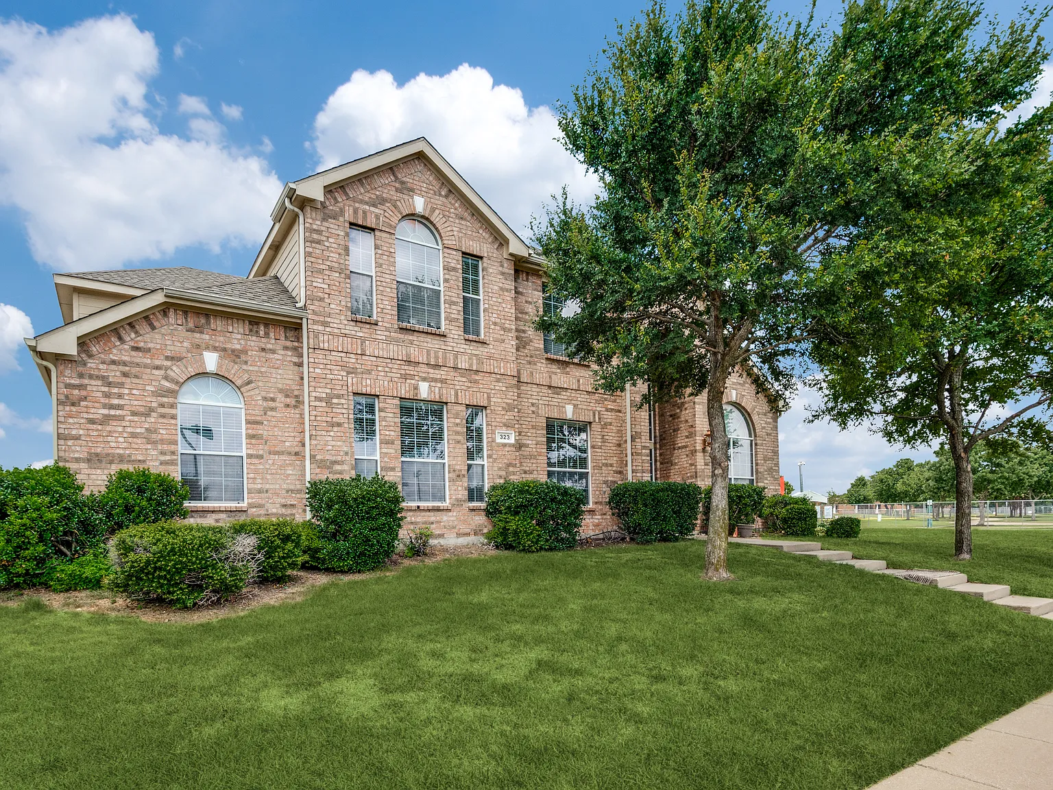 5 bed, 3346 sqft, $3,200 — Photo 2