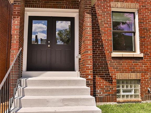 3rd image of 2141 Victor St