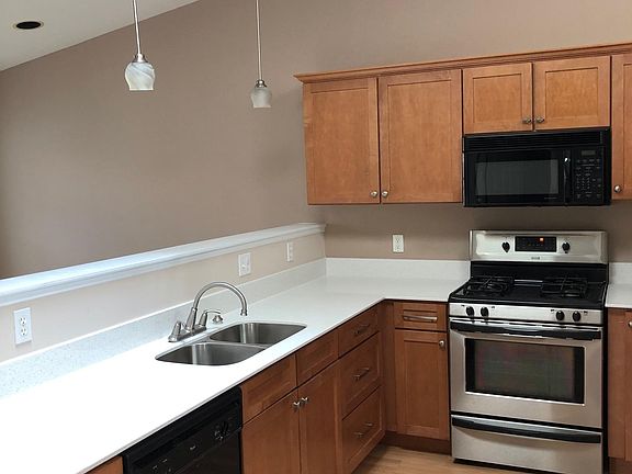 New quartz counters. Garbage disposal. Vaulted ceiling. Peninsula. Eat-in-kitchen.