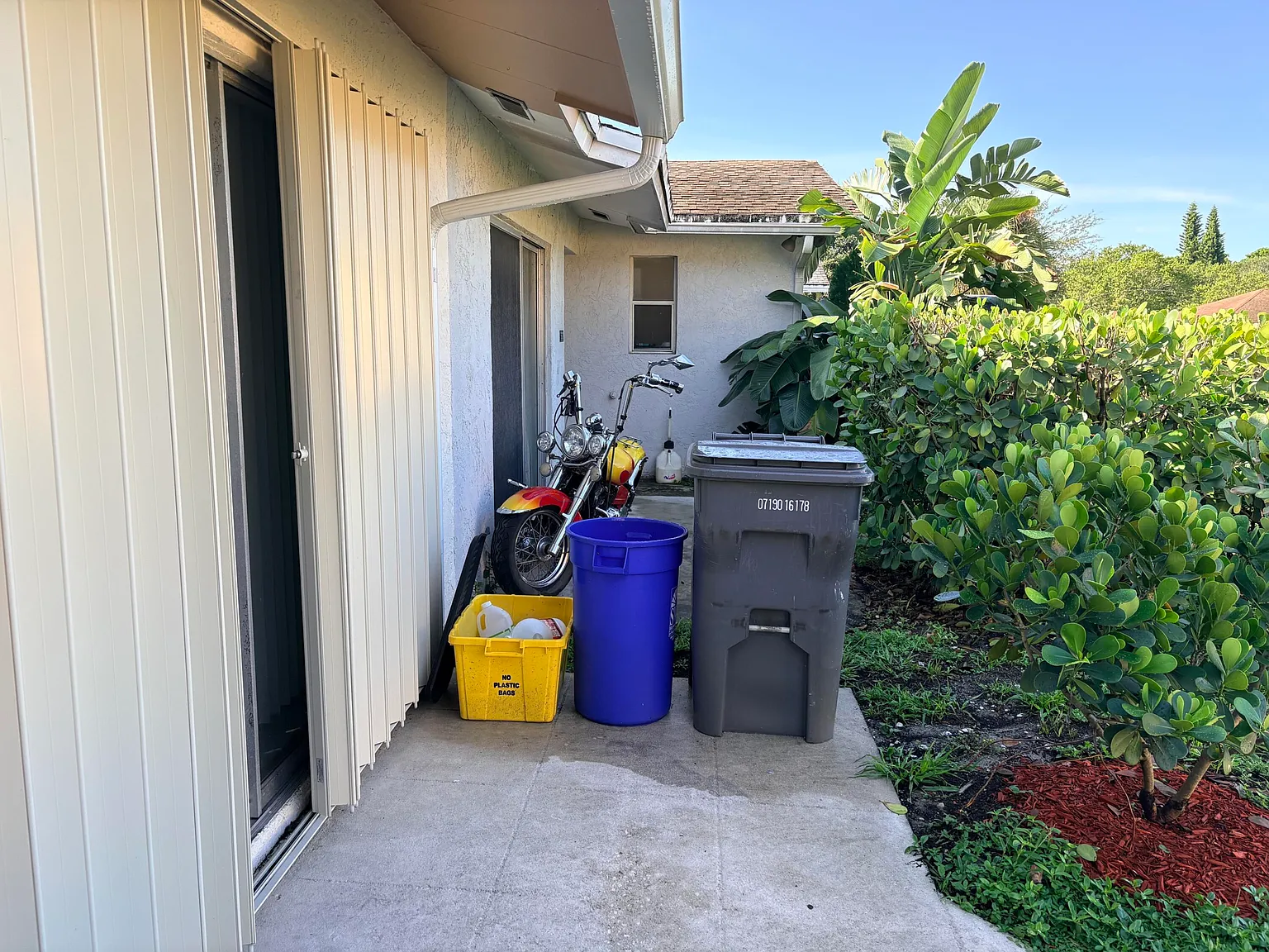 2 bed, 2.0 bath, 1045 sqft, $2,000 — Photo 2