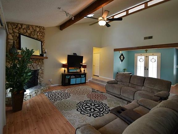 4th image of 2828 Charmont Dr