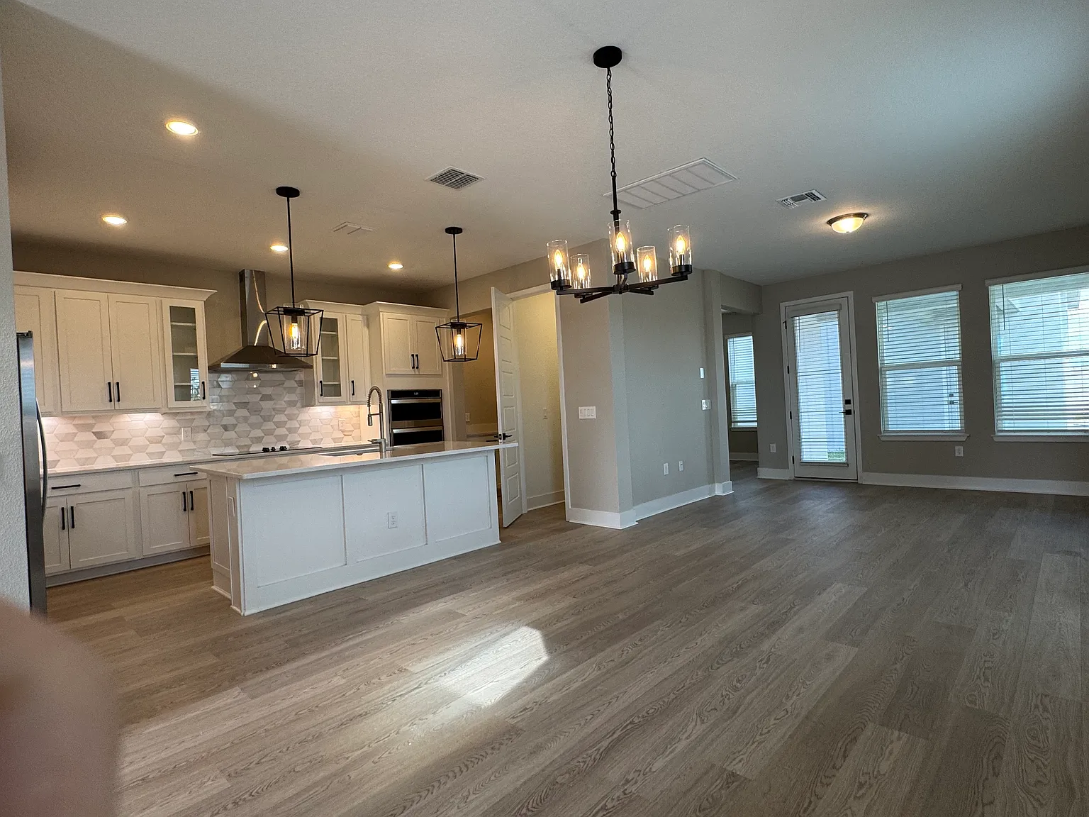 4 bed, 2424 sqft, $3,295 — Photo 4