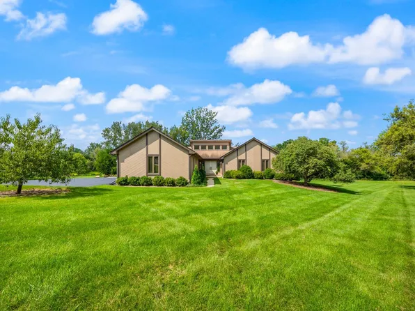 3211 Stonegate Dr, Crystal Lake, IL 60012