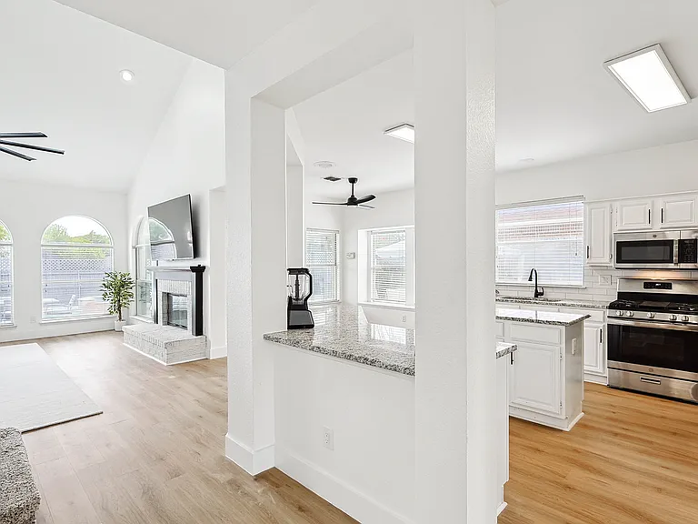806 Longleaf Dr — Photo 12